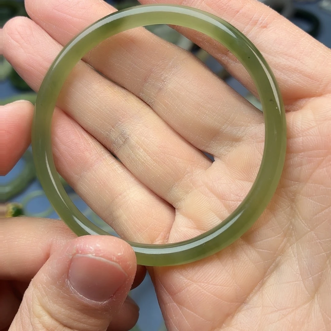 和田玉（青白玉）未镶嵌手镯圈口59.3mm叮当镯有矿点