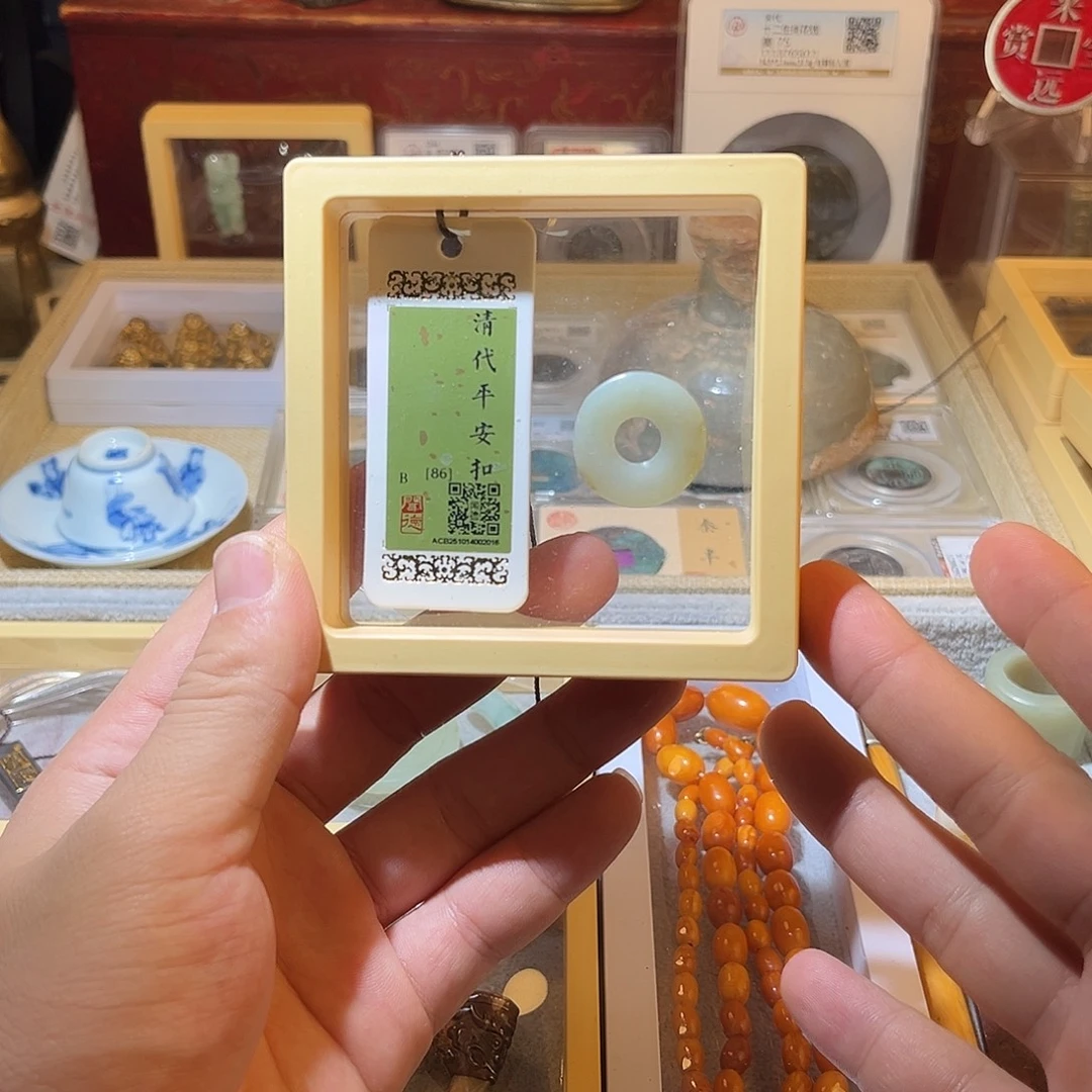 金清代-和田玉-平安扣-佩戴