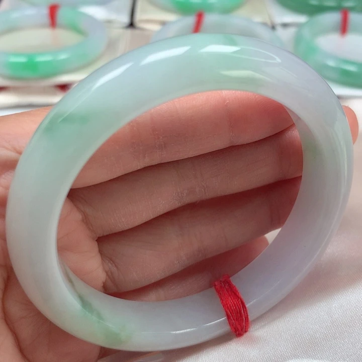 翡翠手镯未镶嵌绿飘花