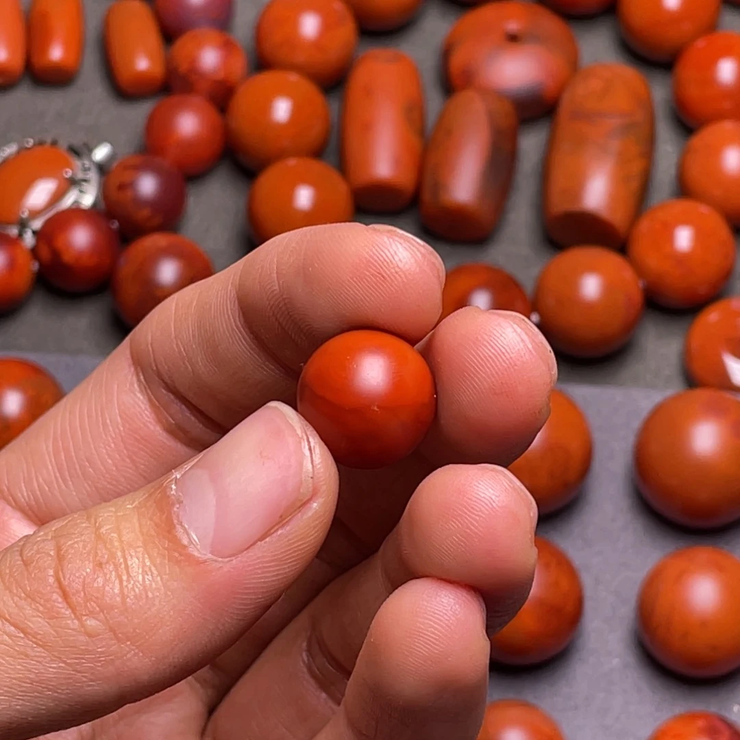 南红玛瑙天然原矿南红珠子13.5毫米未镶嵌王