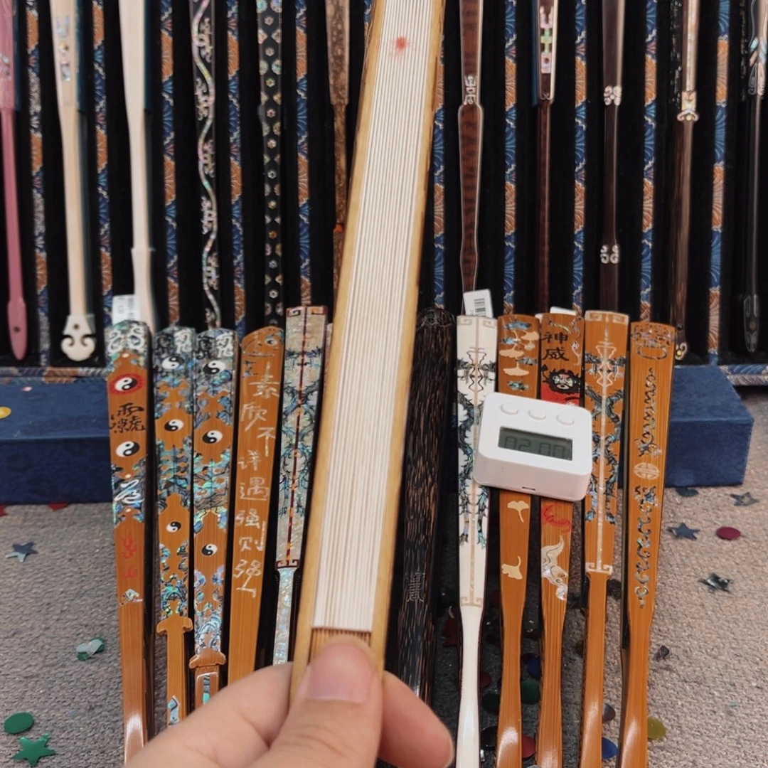 振***扇子纯手工制作工艺精湛