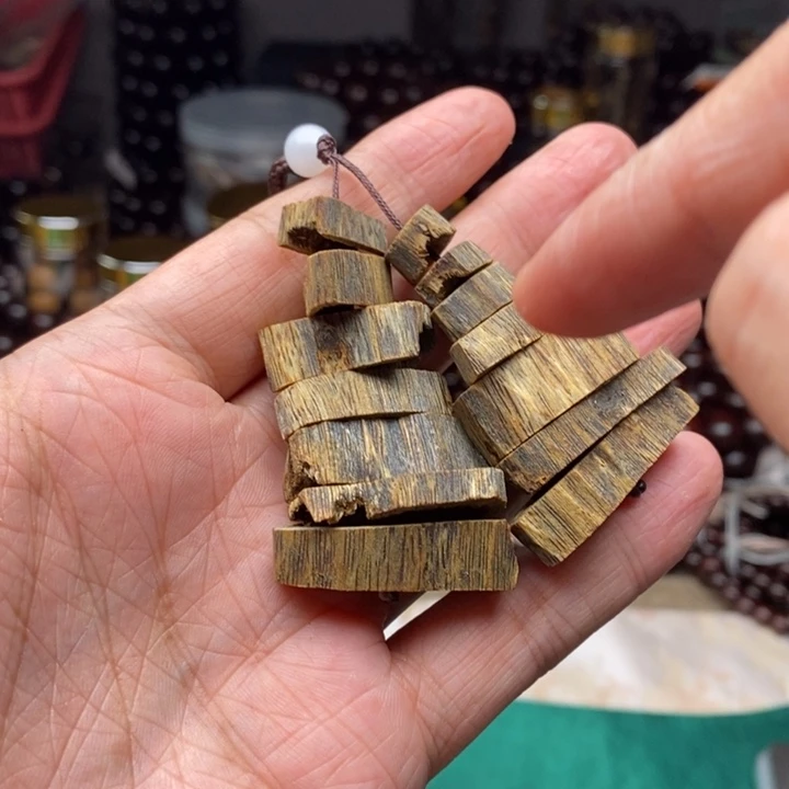 大号沉香随性块料挂件