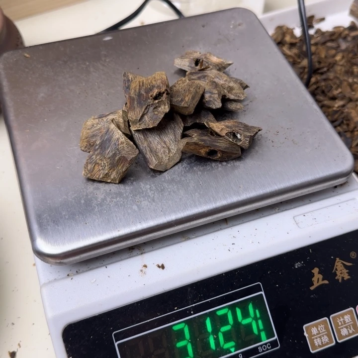 英***悔沉香沉香碎屑紫罗兰高油块料30克