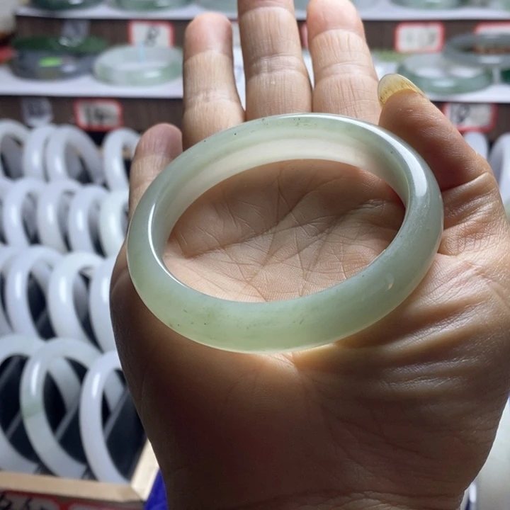 未镶嵌手镯石英质玉（天山翠）