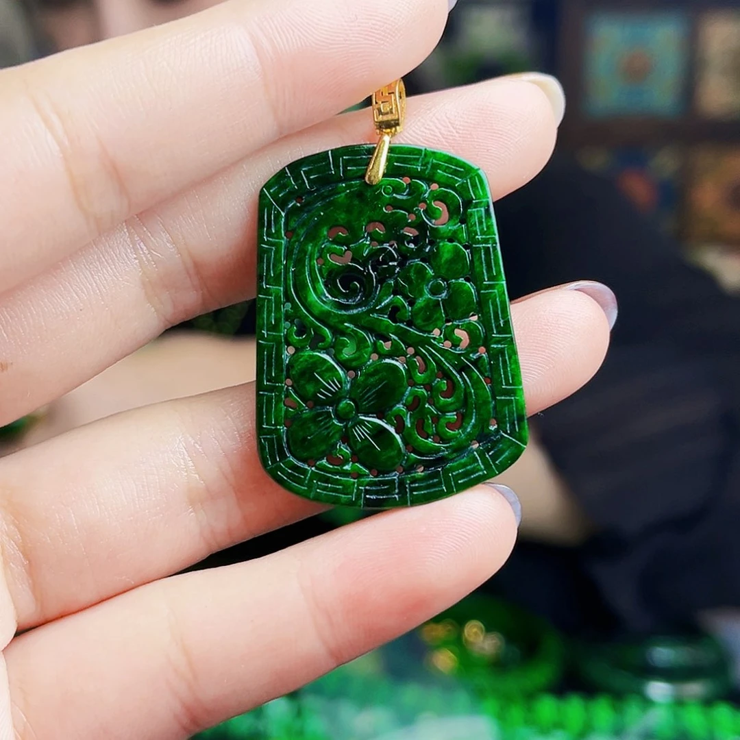 颈饰18K金镶嵌翡翠多样性