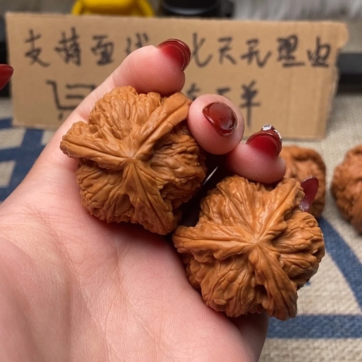 东***辉文玩核桃吊坠白狮子正奔