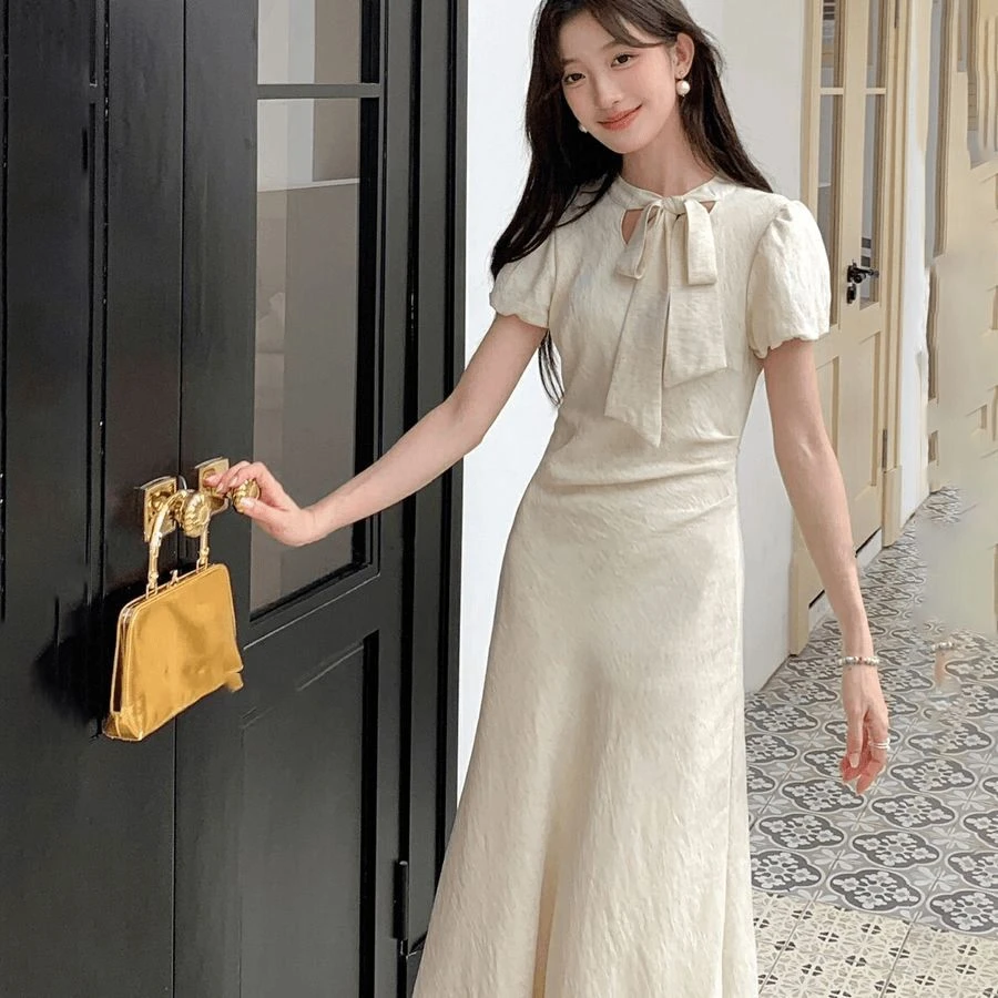 法式复古镂空蝴蝶结系带收腰气质修身显瘦休闲温柔风泡泡袖连衣裙