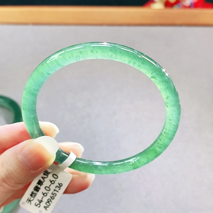 翡翠未镶嵌手镯（圆镯）