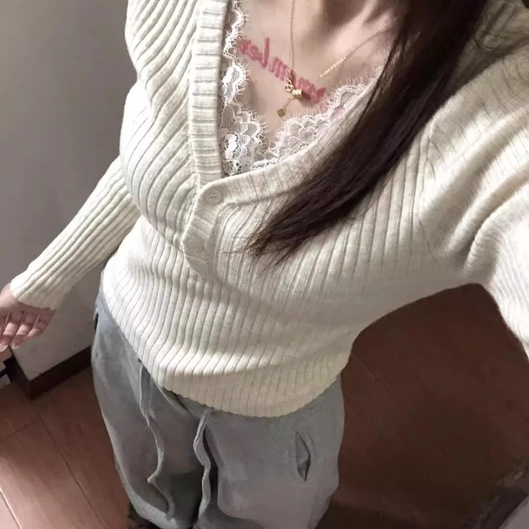 纯欲性感蕾丝边坑条针织打底衫女款春季V领纽扣显瘦修身内搭上衣