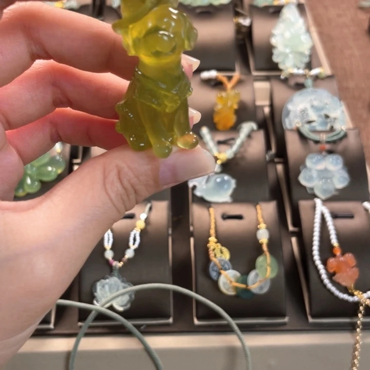 蛇纹石玉颈饰未镶嵌开****?