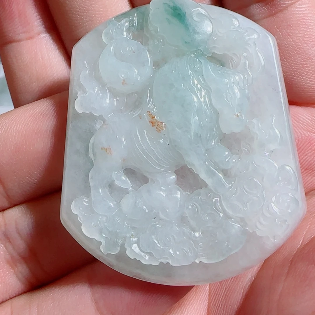 翡翠未镶嵌颈饰牛牌