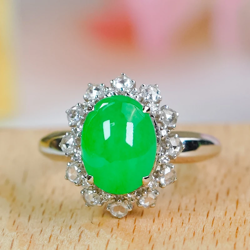 18K金镶嵌冰润精致豪镶花朵设计天然高冰阳绿翡翠A货椭圆蛋面戒指