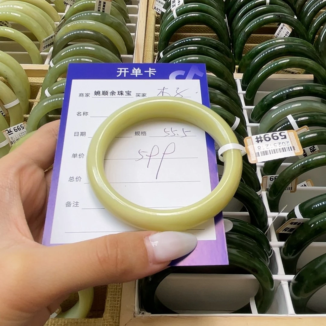 未镶嵌手镯和田玉木*?