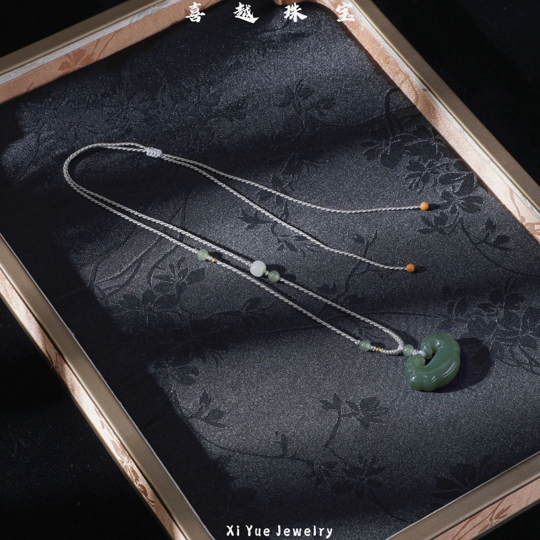 喜越珠宝 高冰湖水绿如意锁吊坠30*20*7（天然和田玉多样性发）