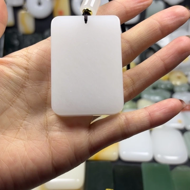 石英质玉（金丝玉）未镶嵌颈饰