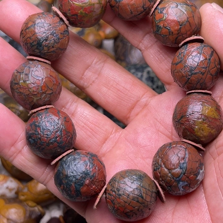 银戈壁滩上的一个玛瑙石