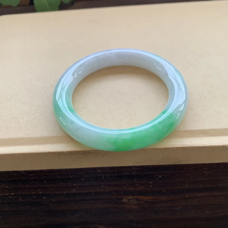 冰润阳绿圆条手镯，特价42800圈口55.2-10.8-10.8，天然翡翠缅A小纹