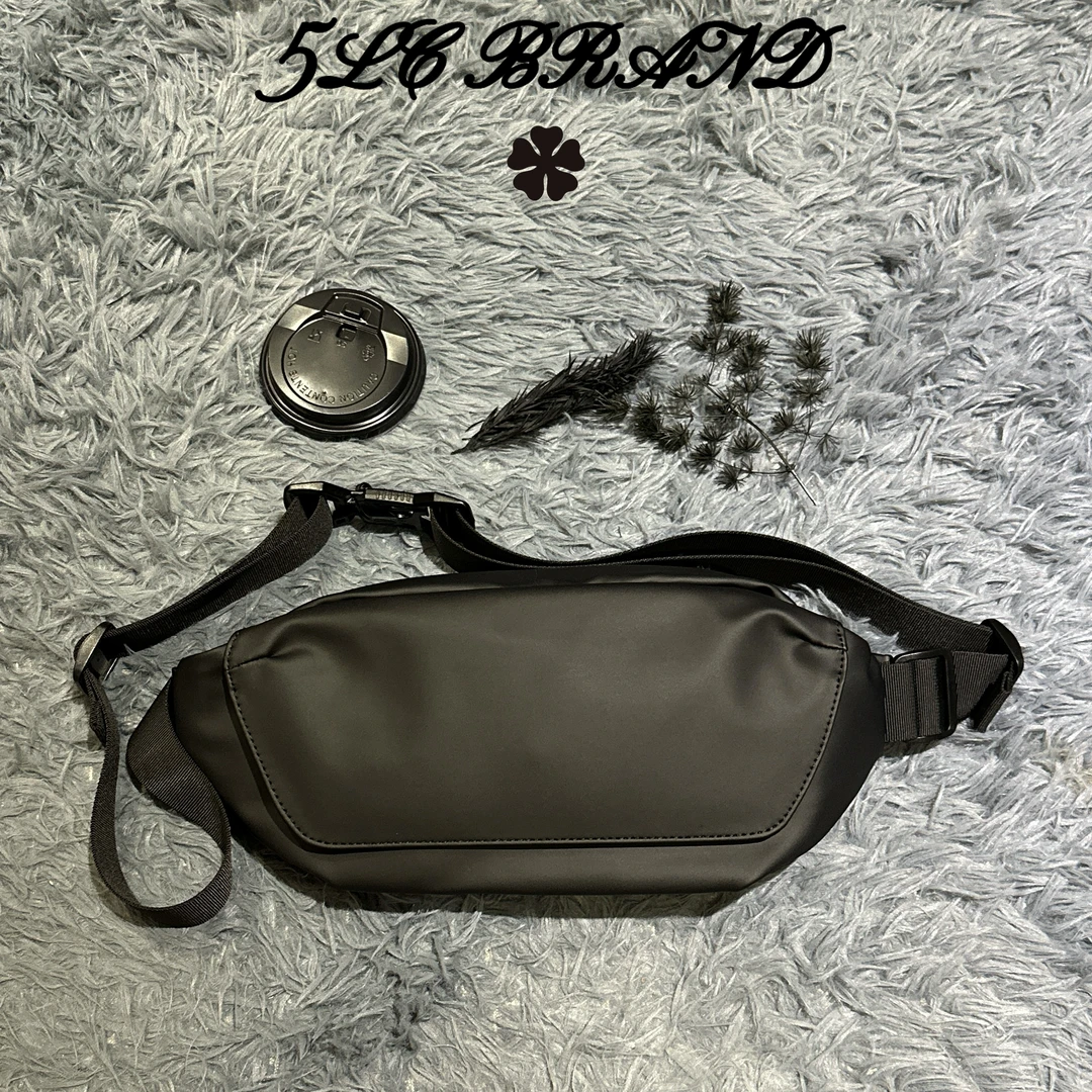 男士黑色百搭斜挎包男磁吸扣多功能轻便休闲男包大容量胸包时尚