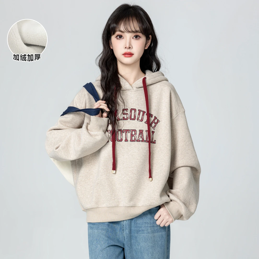 燕麦色连帽字母卫衣女秋冬2025冬季新款加绒加厚套头带帽短款上衣