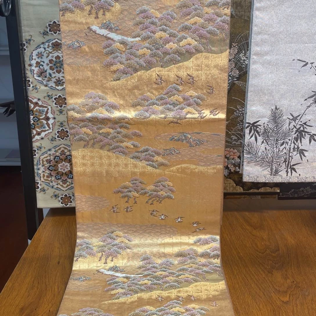 织绣本金箔鋲松图