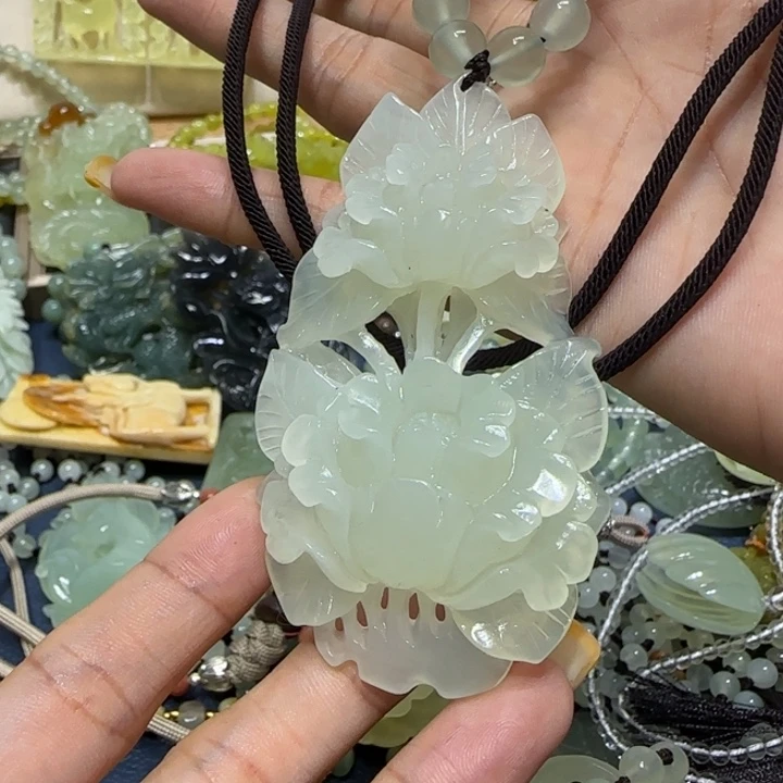 未镶嵌蛇纹石玉吊坠