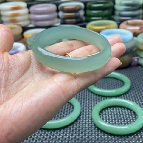 石英岩玉未镶嵌手镯