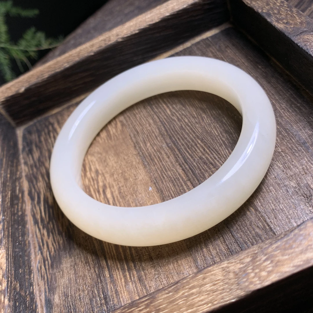 和田玉藕粉手镯，酥粉盈韧，温婉美人，细腻莹润，仙气飘飘，镯型饱满，