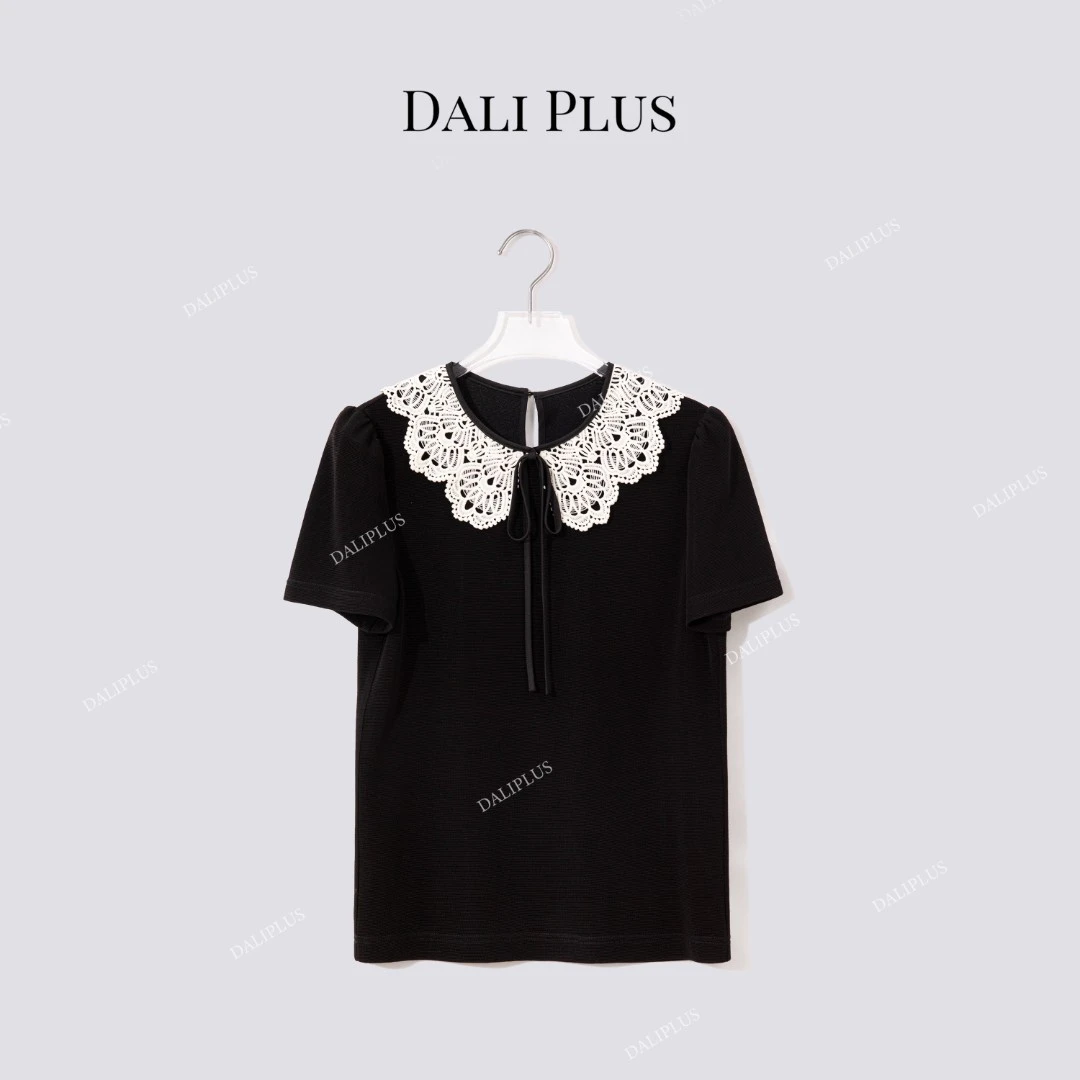DALI PLUS“高克重凉感醋酸”撞色蕾丝娃娃领T恤-D5LT2181