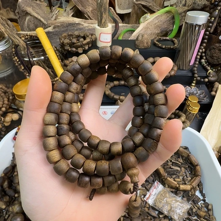 凉***哥沉香沉香碎屑海南乌身白棋0.9大44克➕沉香碎屑多样性