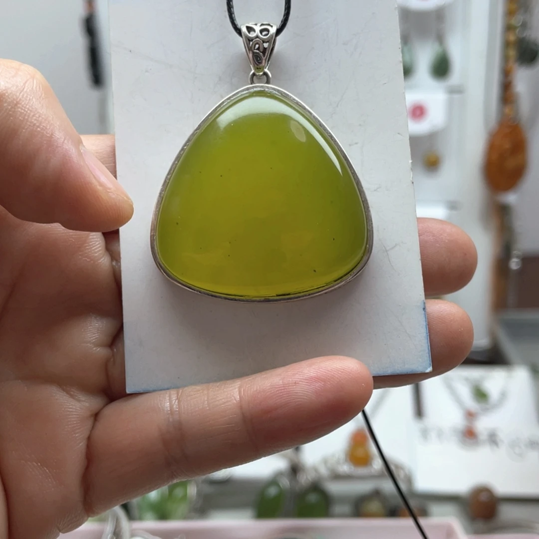 牛****蛇纹石玉未镶嵌吊坠