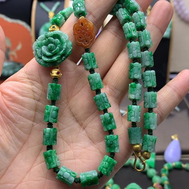 翡翠未镶嵌吊坠(赠链)