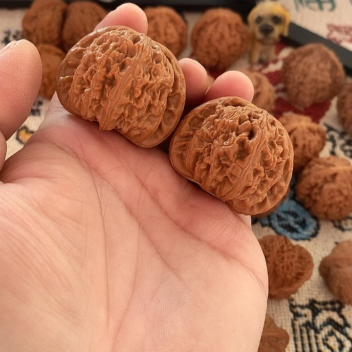 文玩核桃吊坠白狮子