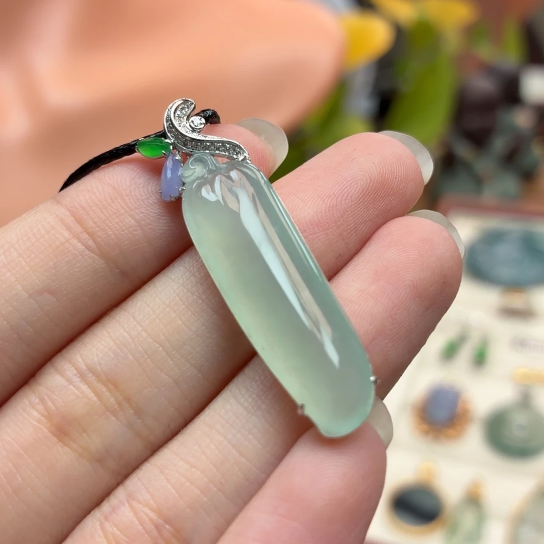 翡翠18K金镶嵌颈饰吊坠