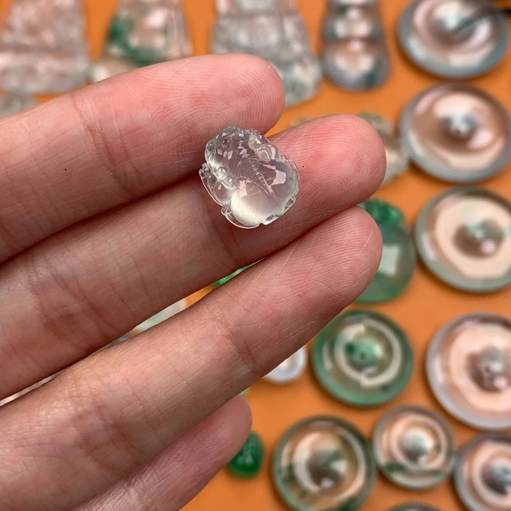 翡翠挂件未镶嵌….