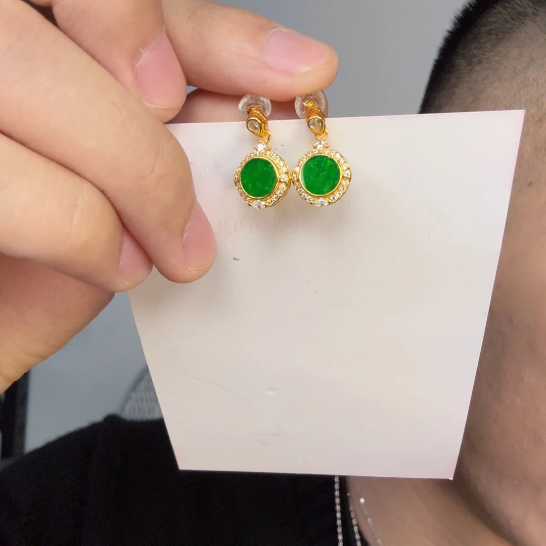 翡翠未镶嵌颈饰一对