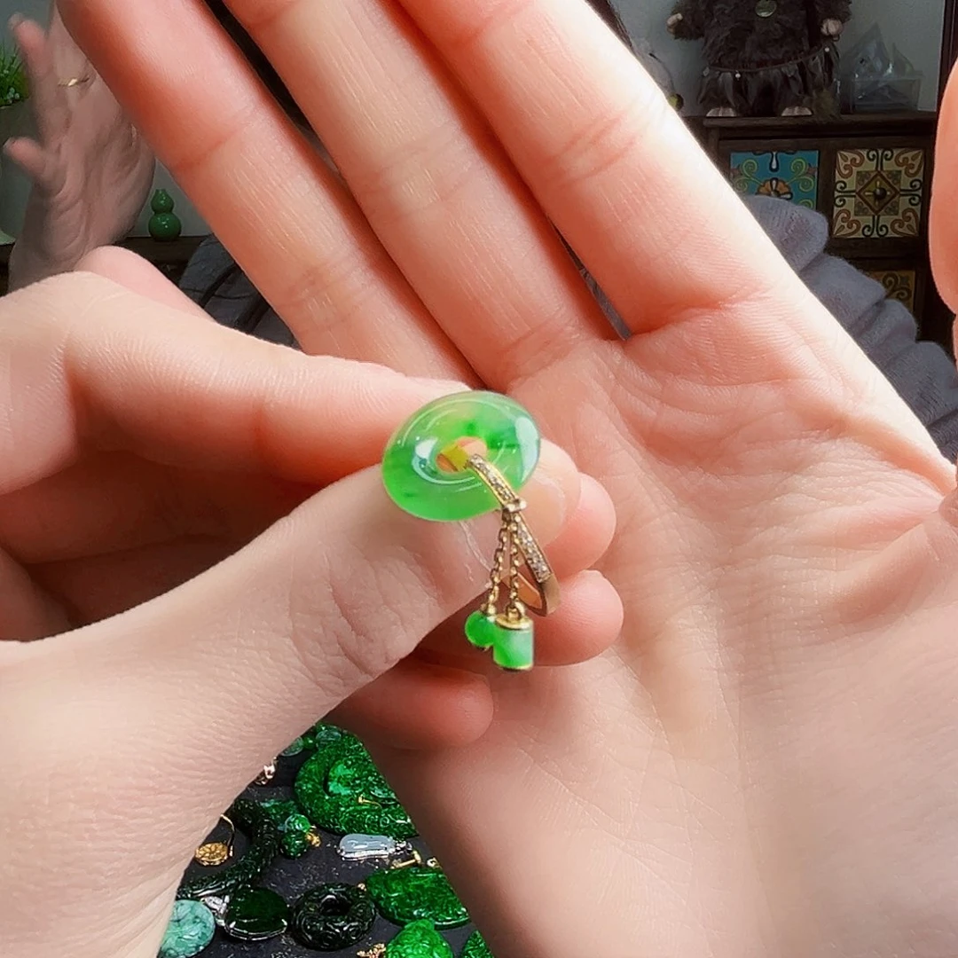 颈饰18K金镶嵌翡翠多样性