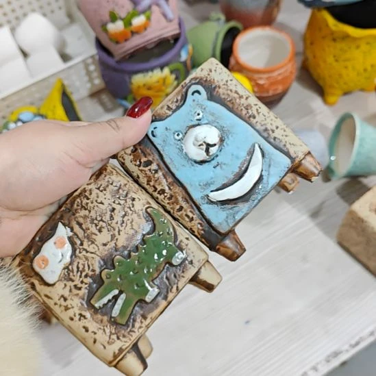 当场拍满15元发货不凑不发，花盆盆口不方不圆有针孔黑点是正常的，