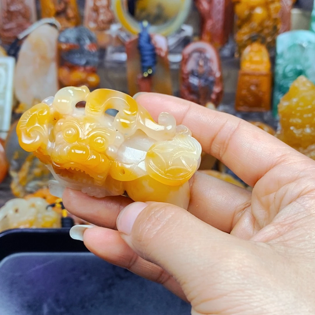 石英质玉（黄龙玉）未镶嵌颈饰