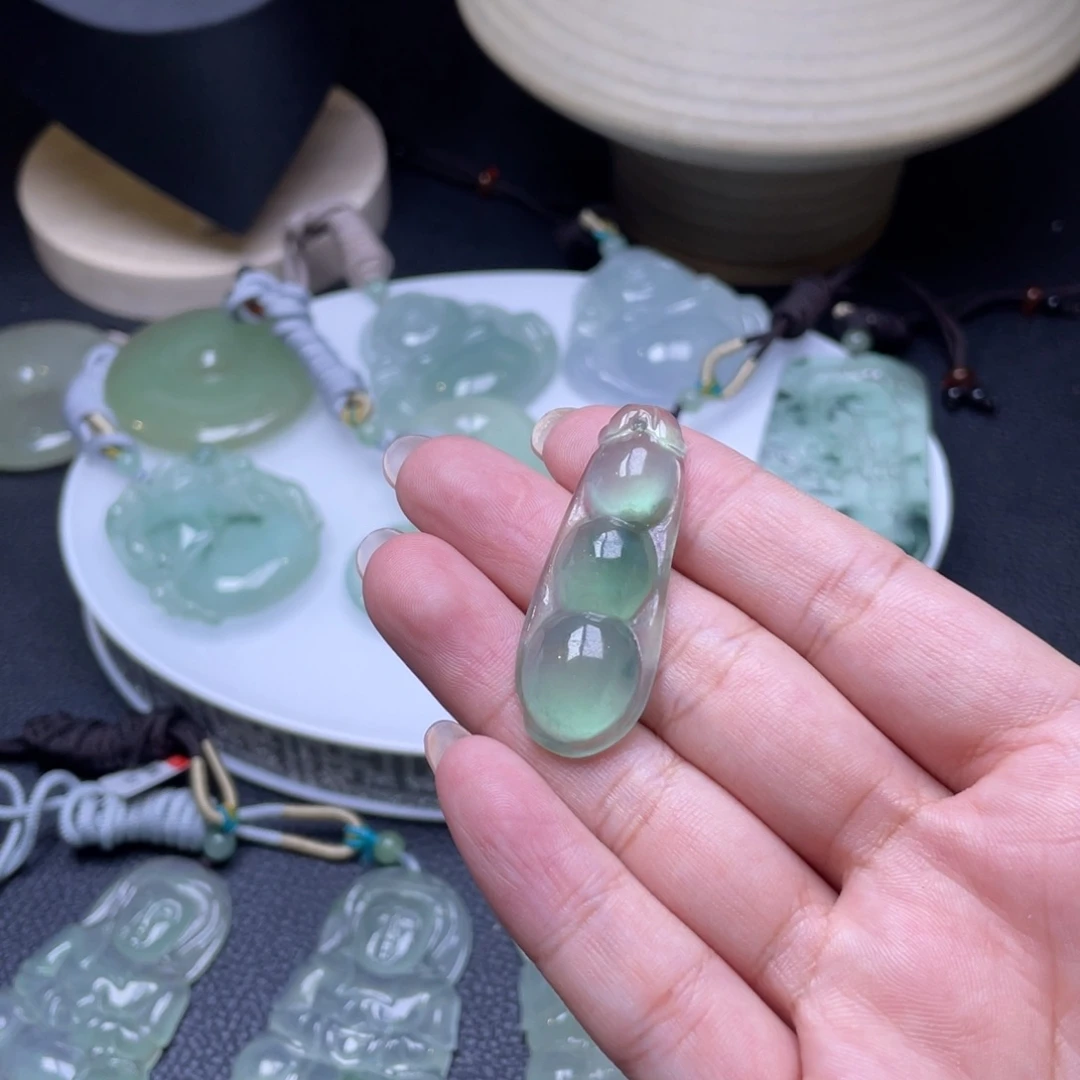 颈饰未镶嵌翡翠