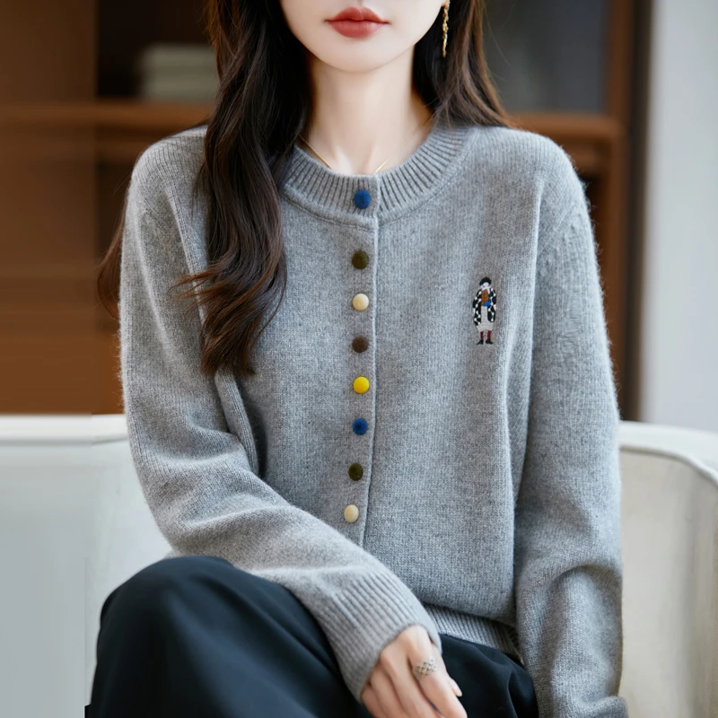 羊范2025秋冬新款圆领针织开衫外套女彩色布扣高级感羊毛减龄上衣