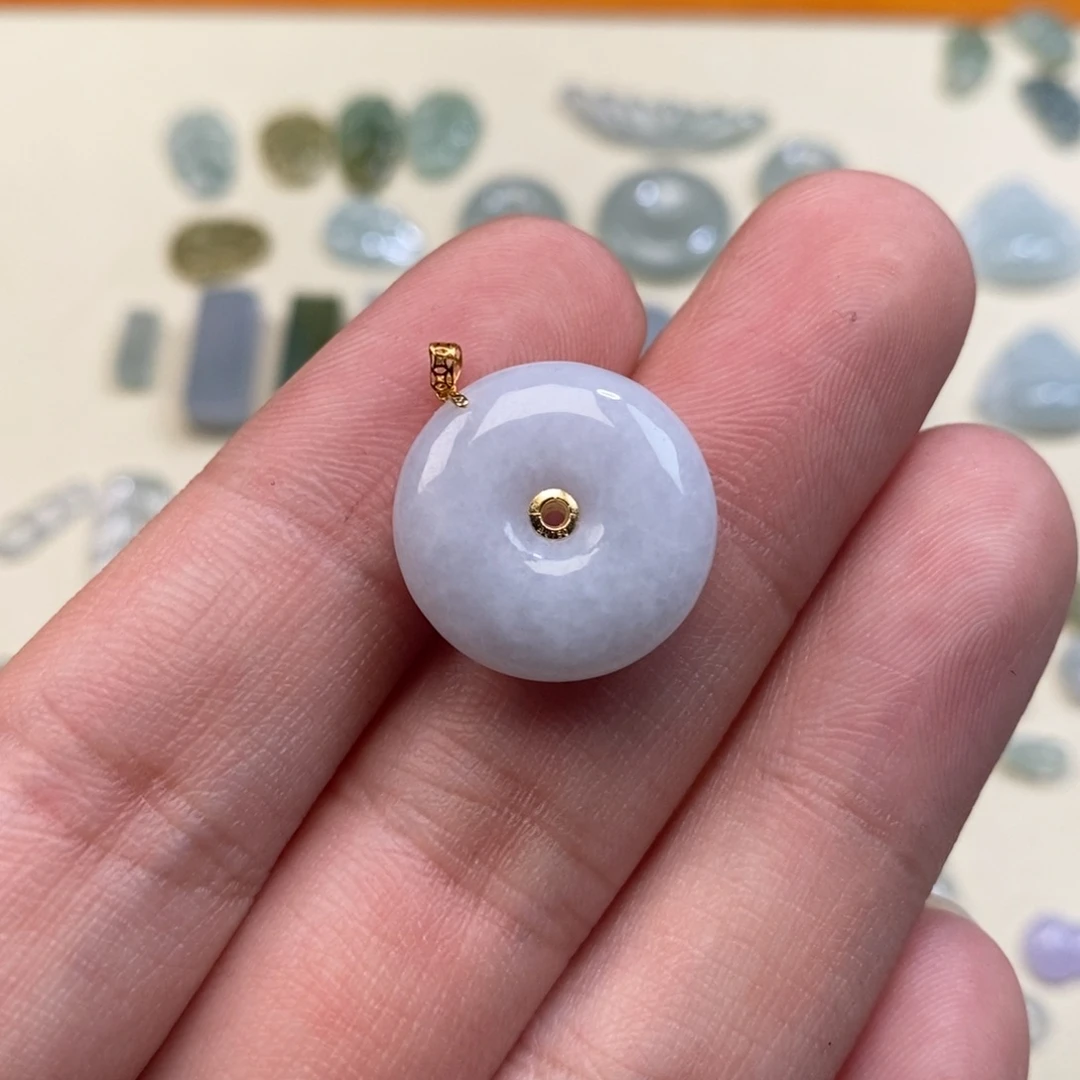 翡翠18K金镶嵌颈饰平安扣