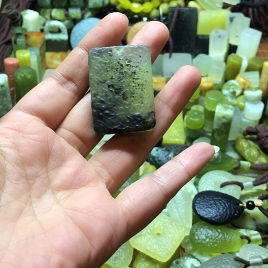 未镶嵌蛇纹石玉吊坠岫