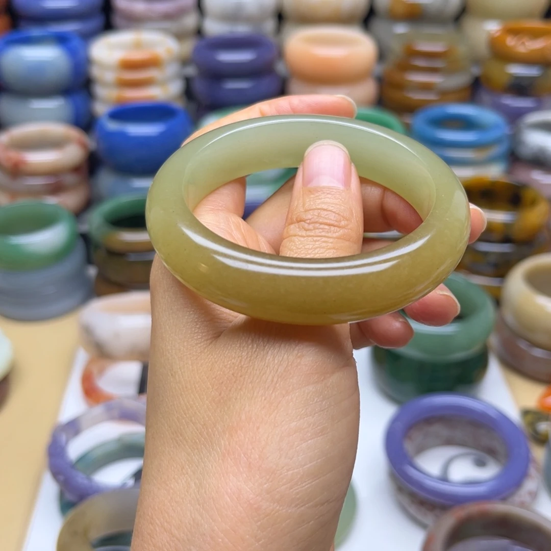 酒***急石英质玉未镶嵌手镯