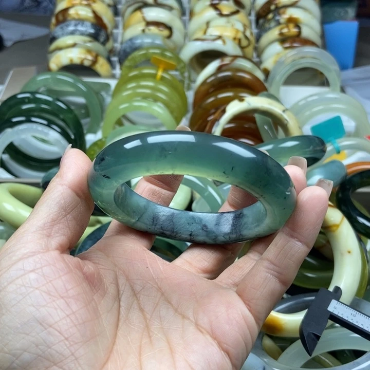 蛇纹石玉未镶嵌手镯陈**意