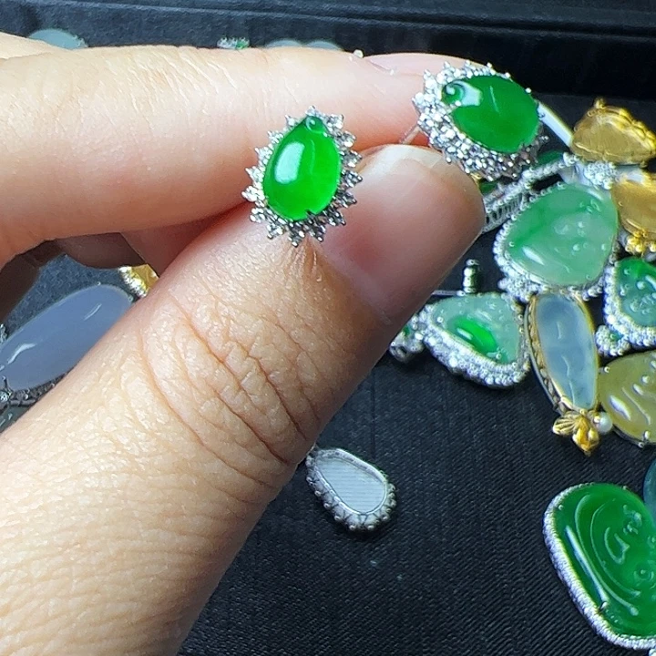 黄***咪翡翠18K金镶嵌耳饰