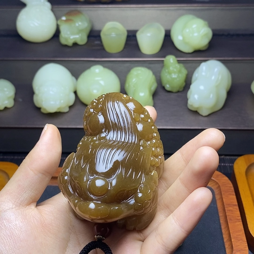 巴***爷石英质玉未镶嵌颈饰玉蟾挂件摆台