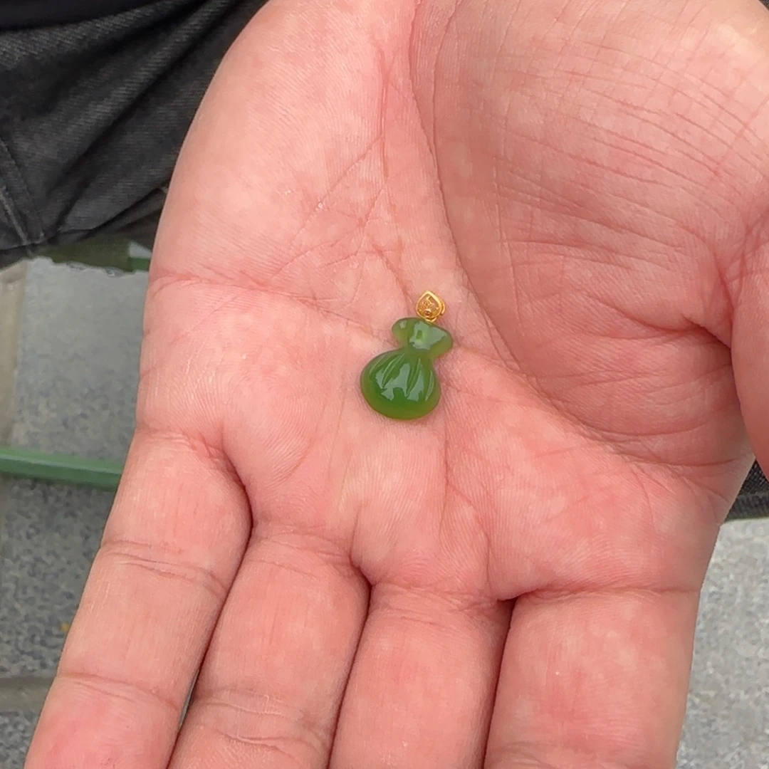 颈饰18K金镶嵌和田玉纯净版苹果绿