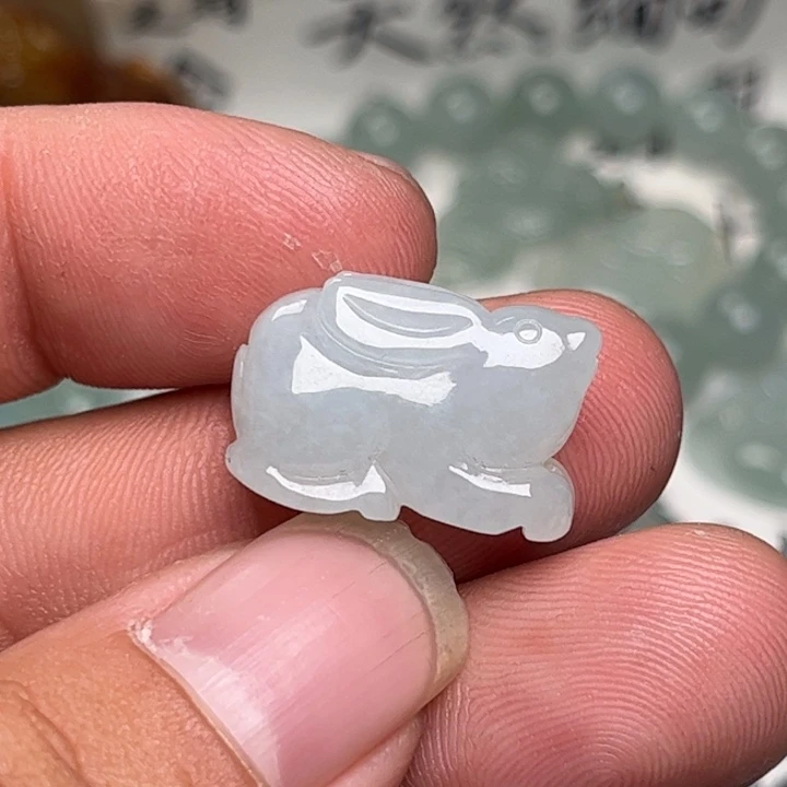 翡翠未镶嵌颈饰小白兔