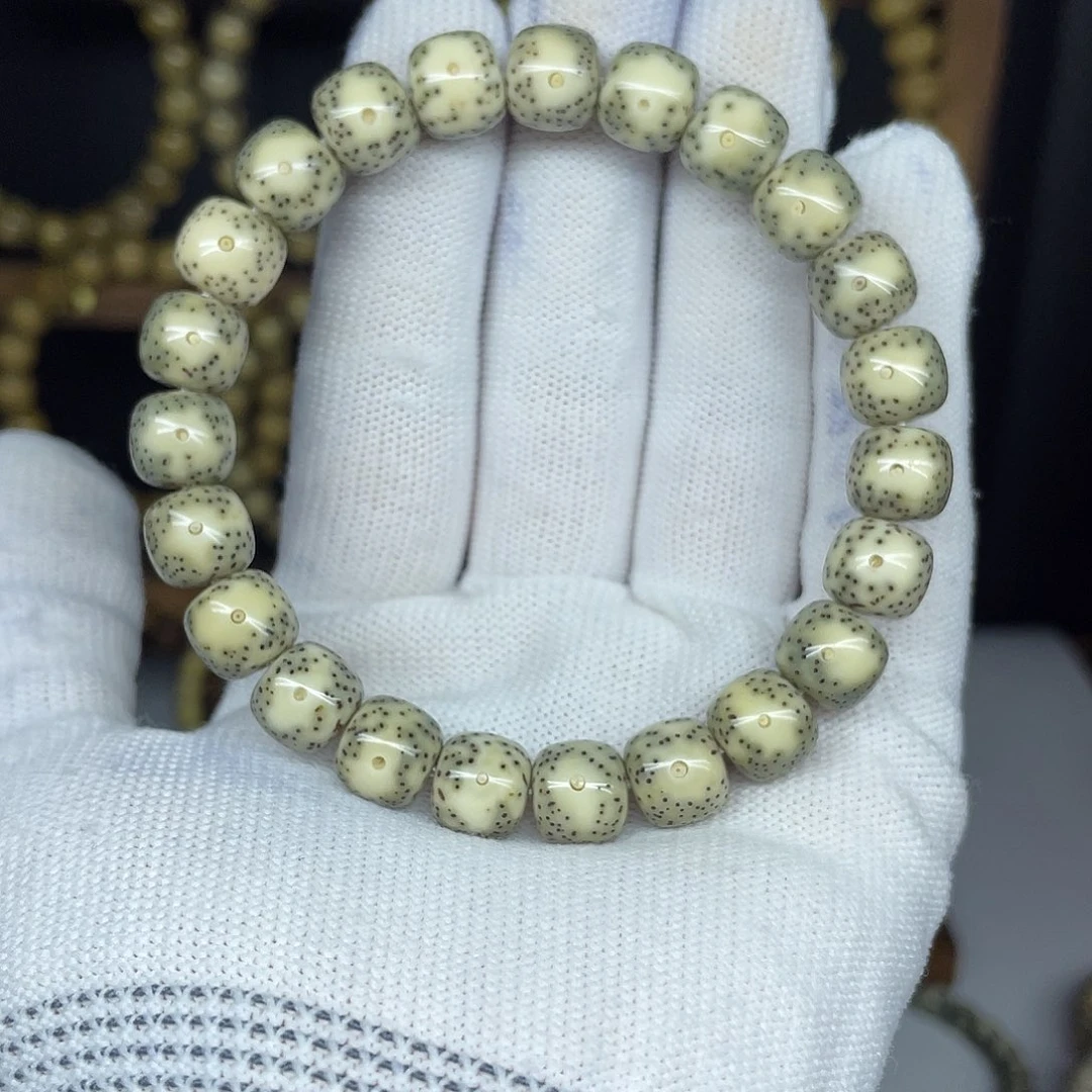 吊坠星月菩提10-9，绿包白大眼睛