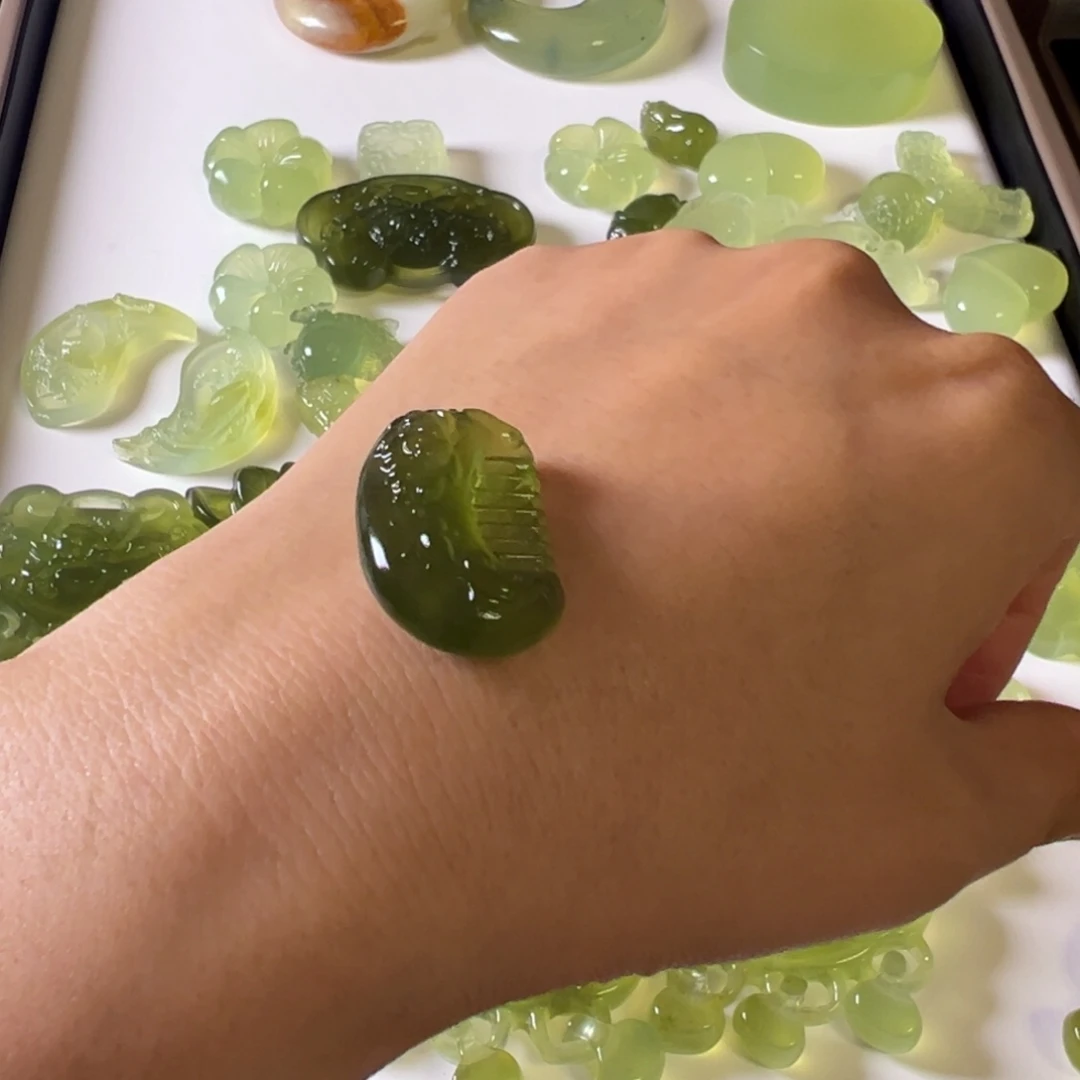 短****未镶嵌蛇纹石玉颈饰